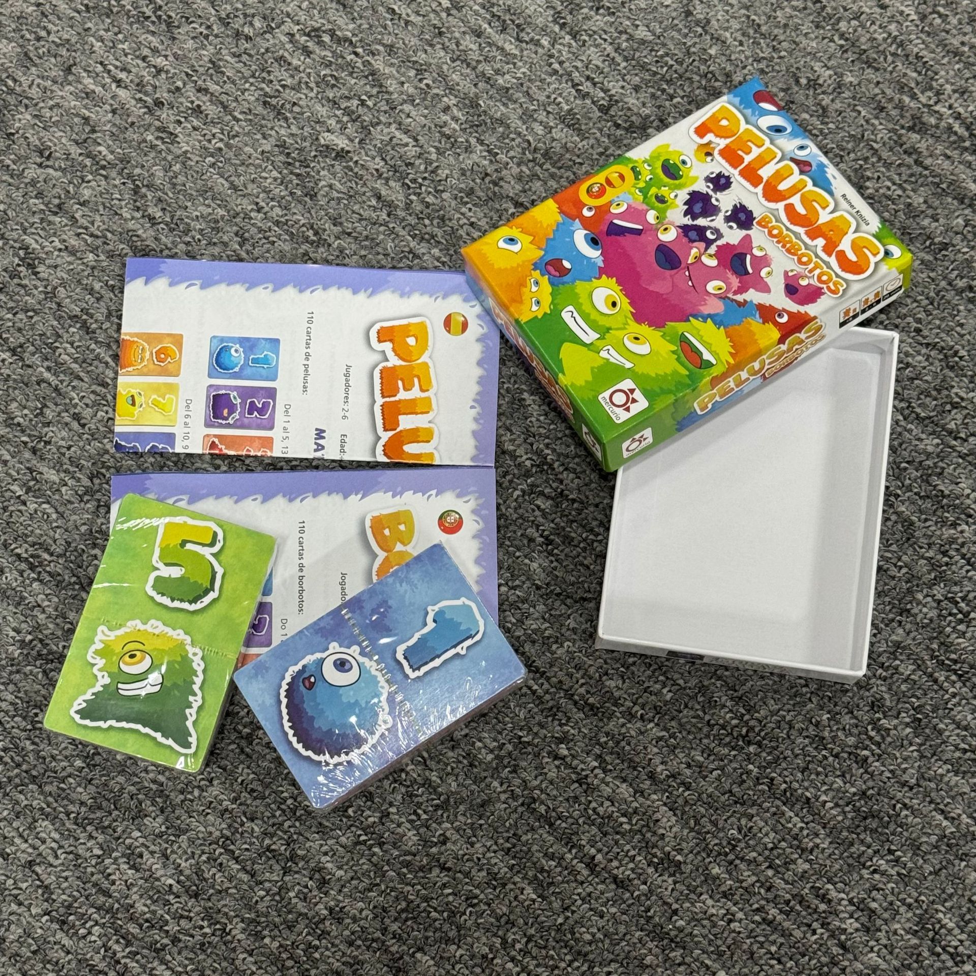 Pelusas Spanish and Portuguese Family Card Game product view 4
